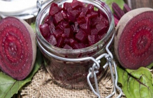 morceaux de betteraves rouges dans un pot