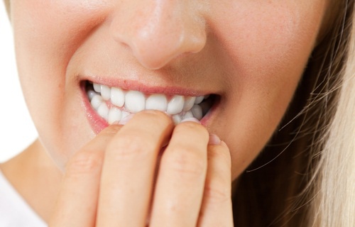 Qu est-ce que se ronger les ongles dit de votre personnalité : habitude