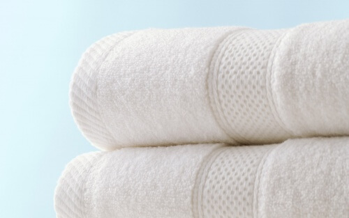Astuces pour garder vos serviettes bien absorbantes et sans mauvaises odeurs