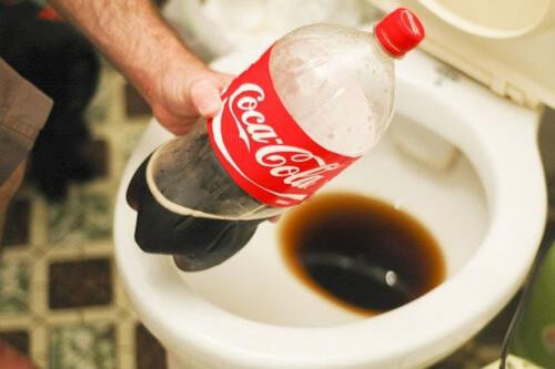 Découvrez 13 utilisations alternatives du Coca-Cola qui vont vous faire réfléchir sur cette boisson