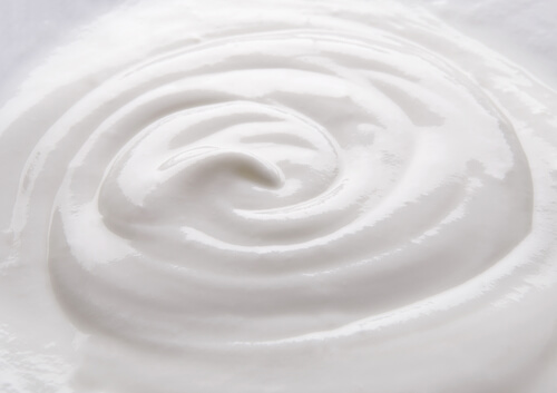 Réduire le noircissement de la peau du cou : le yaourt