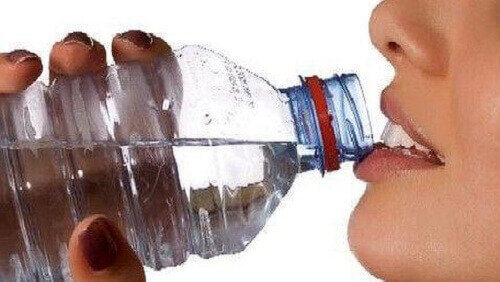 Est-il sain de boire de l'eau dans des bouteilles en plastique ?