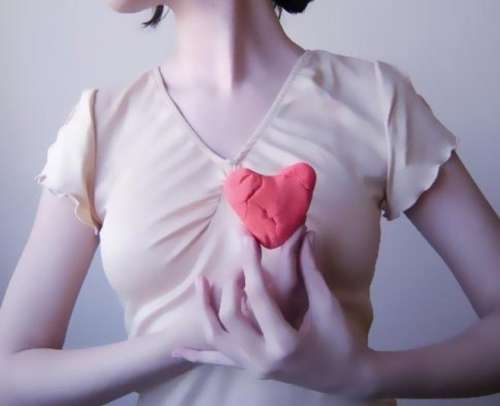 femme tenant son coeur brisé