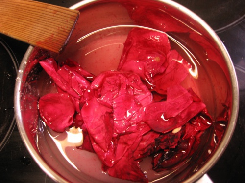 eau de rose dans une casserole