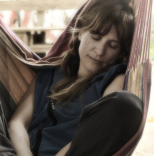 femme qui dort dans un hamac