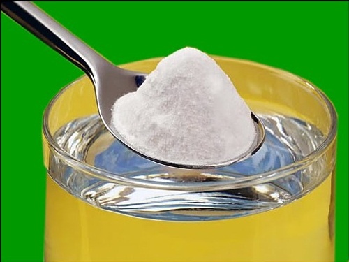 eau alcaline avec du bicarbonate de soude