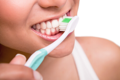 Comment combattre les dents jaunes : brosser les dents, bien sur