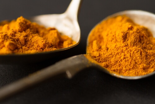 Le curcuma soulage la douleur et l'inflammation.