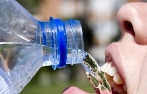 5 raisons pour lesquelles nous ne devrions pas boire d'eau en bouteille