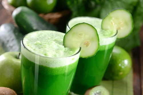 Les smoothies verts aident à garder une peau saine.
