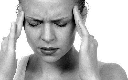 Femme souffrant une migraine