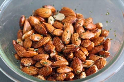 Des amandes grillées et du romarin pour améliorer votre mémoire