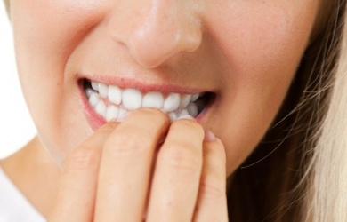 Pourquoi est-il dangereux de se ronger les ongles ?