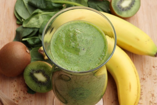 Smoothie à la banane et aux épinards.