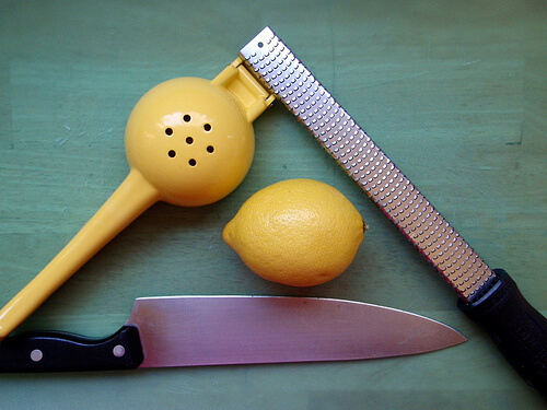râpe de citron pour faire une thérapie au citron congelé