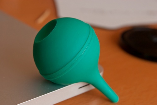 Les ustensiles pour un nettoyage intestinal.