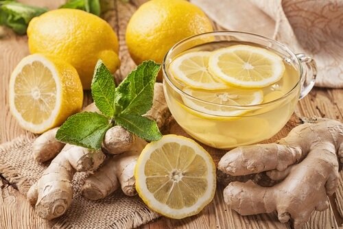 Thé au gingembre avec du citron