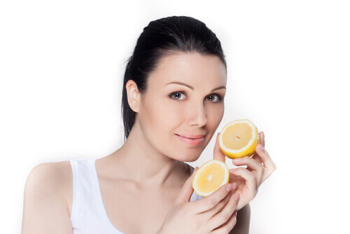 femme tenant un citron dans la main