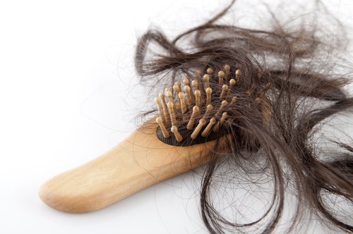 4 remèdes naturels contre la chute des cheveux