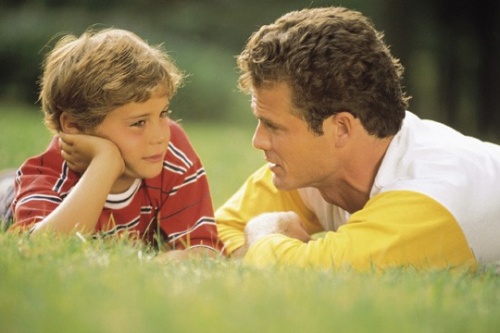 Un père et son enfant qui discutent