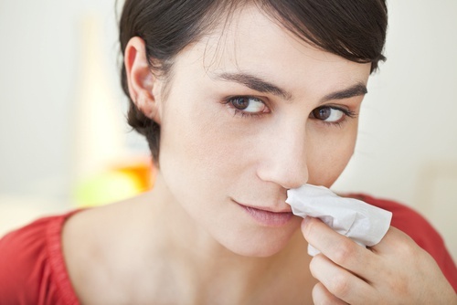 Le saignement de nez peut être produit par une sinusite.