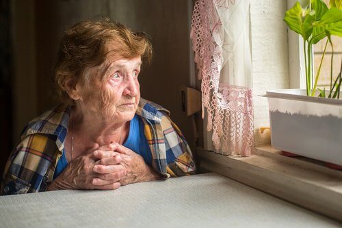 Comment la solitude peut affecter la santé des personnes âgées
