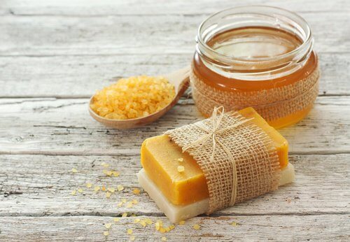 Le miel est un ingrédient indispensable du savon maison à la carotte.