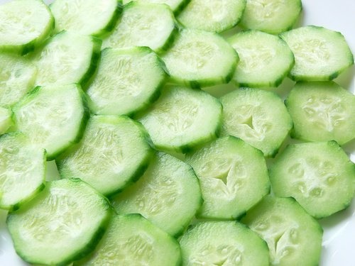 Rondelles de concombres pour soulager les douleurs oculaires