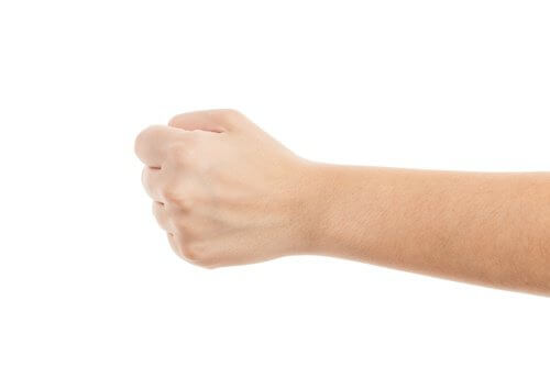 7 exercices pour soulager les douleurs d'arthrite des mains : fermer le poing