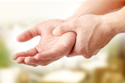 7 exercices pour soulager les douleurs d'arthrite des mains : bouger le poignet