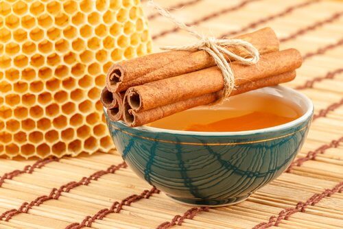 Remède à la cannelle, miel et vinaigre balsamique pour vos cheveux !