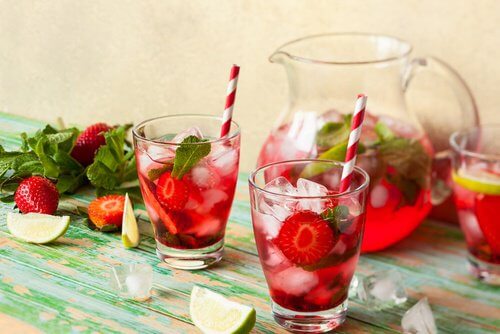 Recette d'eau et fraise pour stopper les envies de manger