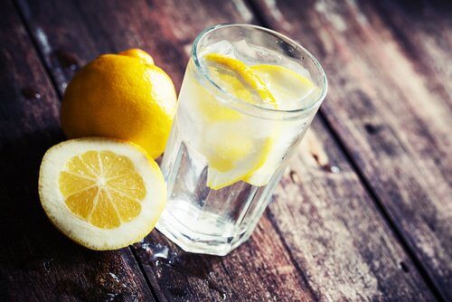 eaux aux agrumes avec du citron