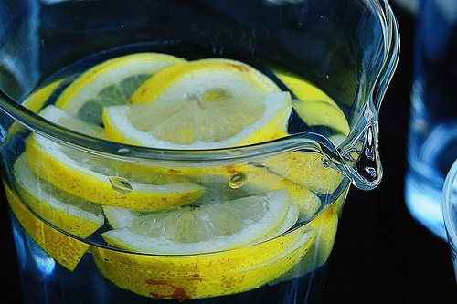 Carafe d'eau avec morceaux de citrons
