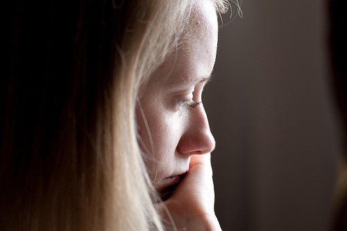 Une femme est pensive
