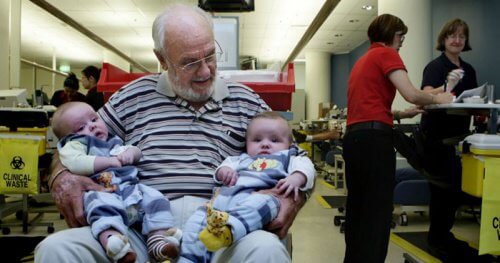 L’homme qui a sauvé des millions de bébés avec son sang