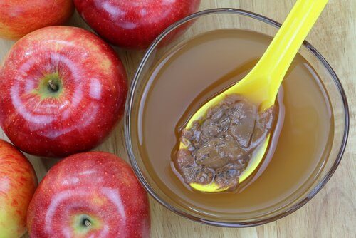 Un remède au vinaigre de pomme et au miel à boire à jeun