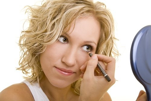 Appliquer-de-l'eye-liner-sur-la-ligne-interne-de-l'oeil-500x334