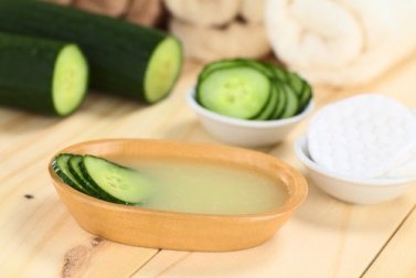 Combattre la flaccidité de la peau et les rides grâce au gel de concombre et d'aloe vera