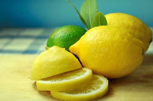 Rondelles de citrons sur une table