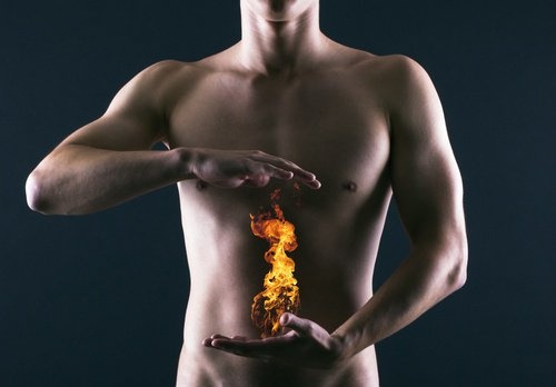 homme souffrant de l'indigestion