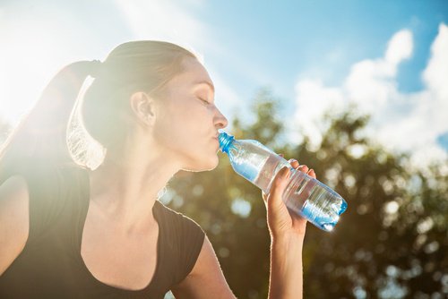 Une bonne hydratation est fondamentale contre les crampes musculaires.