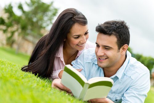 activités à faire en couple pour renforcer votre relation : lire un livre ensemble
