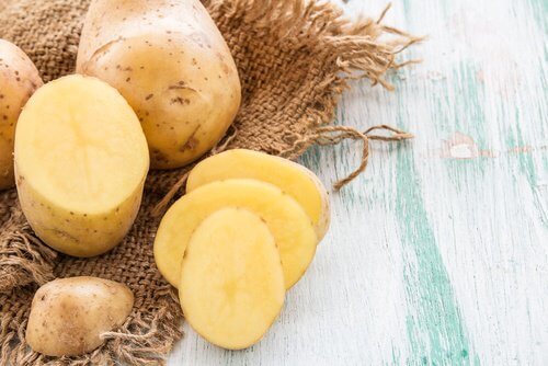 Pommes de terre pour les verrues de la peau