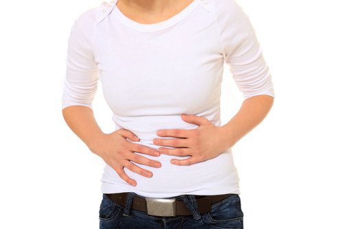 femme souffrant d'un reflux gastro-oesophagien