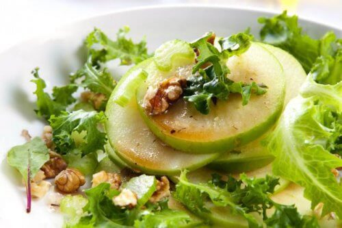 Délicieuse salade avec de la pomme verte et du céleri