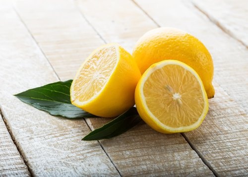 Citrons posés sur une table 