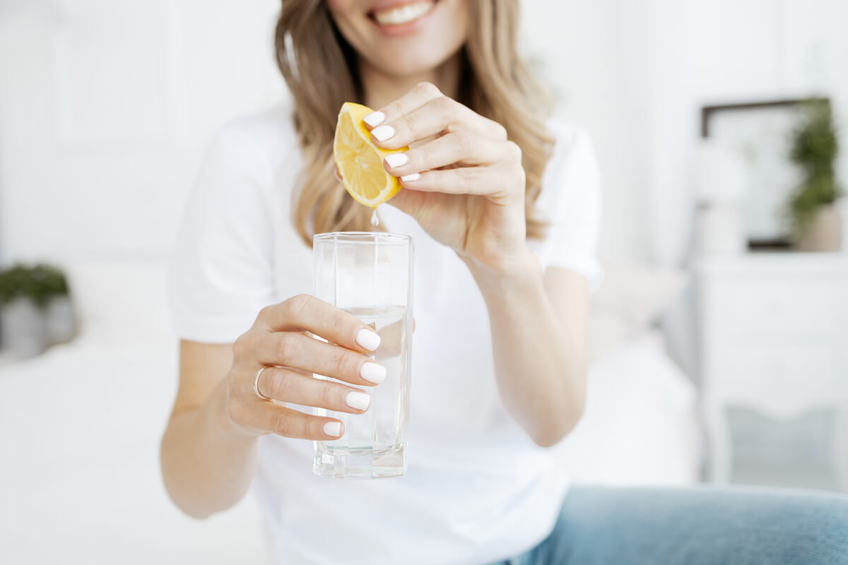 L’eau au citron à jeun: 8 bienfaits