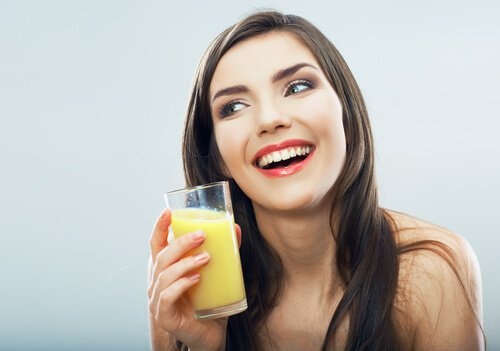 Boire de l'eau à l'ananas.