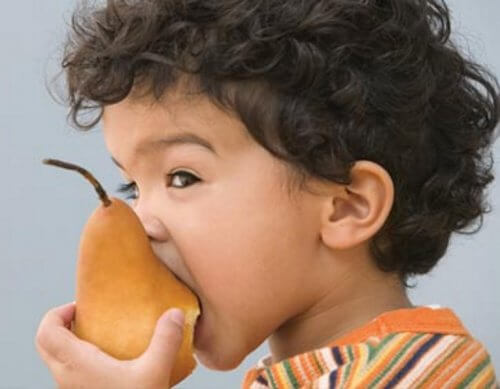 enfant qui mange une poire 